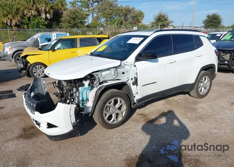 2024 Jeep Compass Latitude 4X4 z USA, uszkodzony, nr VIN 3C4NJDBN1RT158463